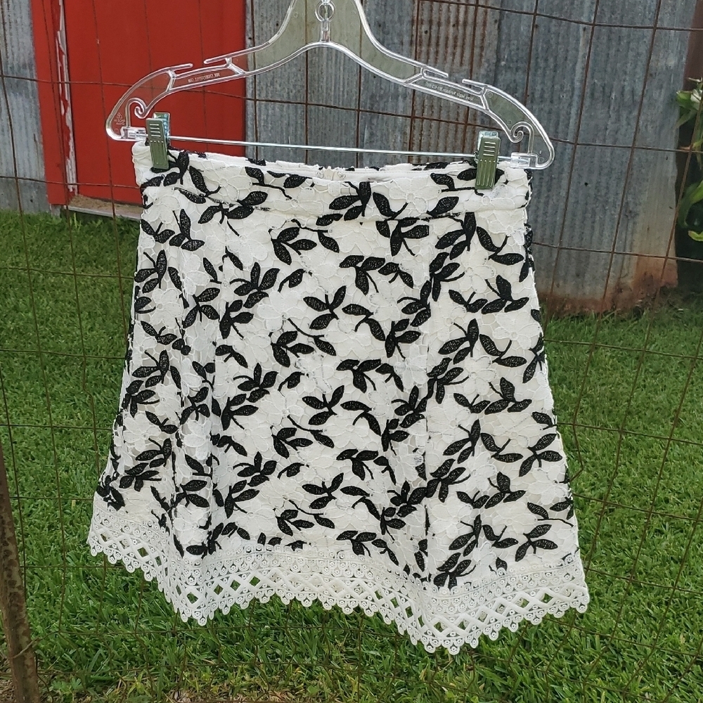 Nikibiki Elegant Black and White Lace Skirt
